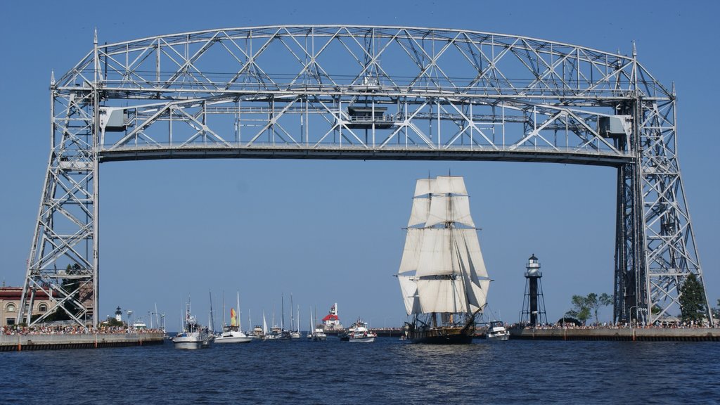 Duluth montrant une baie ou un port, un pont et bateau