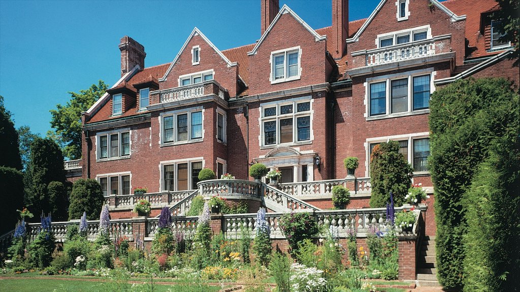 Duluth ofreciendo arquitectura patrimonial, una casa y una pequeña ciudad o aldea