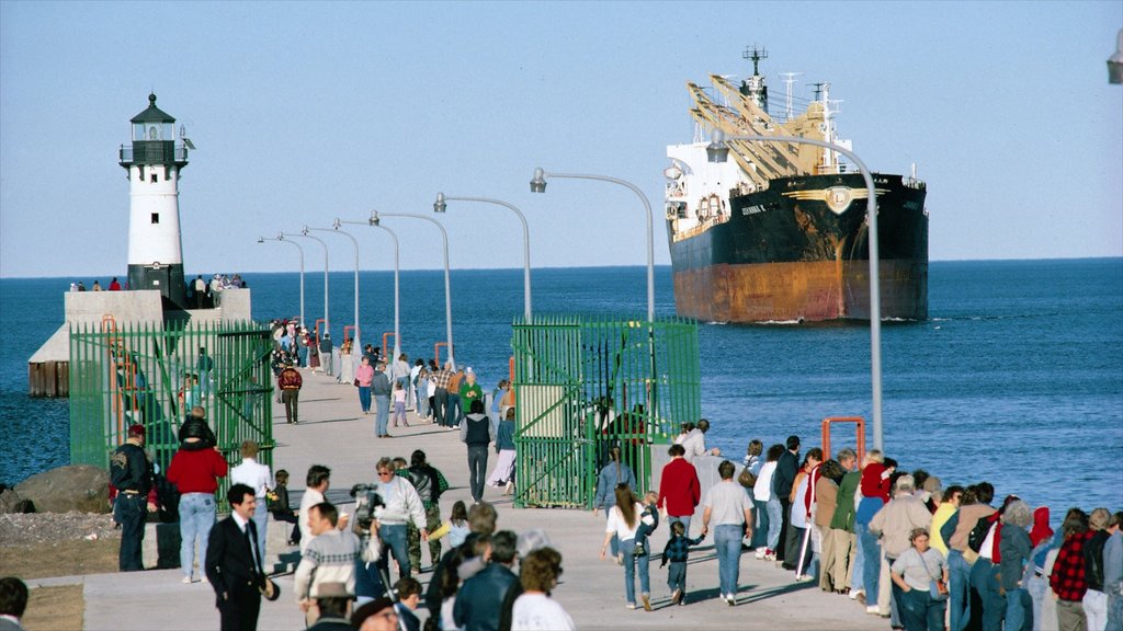 Duluth mostrando un faro, paseos en lancha y una ciudad costera