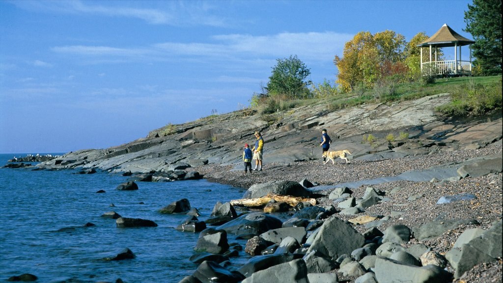 Duluth ofreciendo costa escarpada y montañas