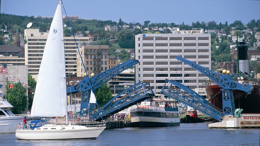 Duluth showing a bay or harbour, a coastal town and sailing