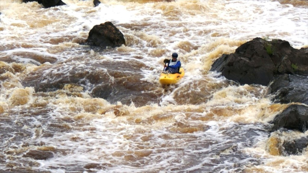 Duluth que inclui caiaque ou canoagem e córrego assim como um homem sozinho