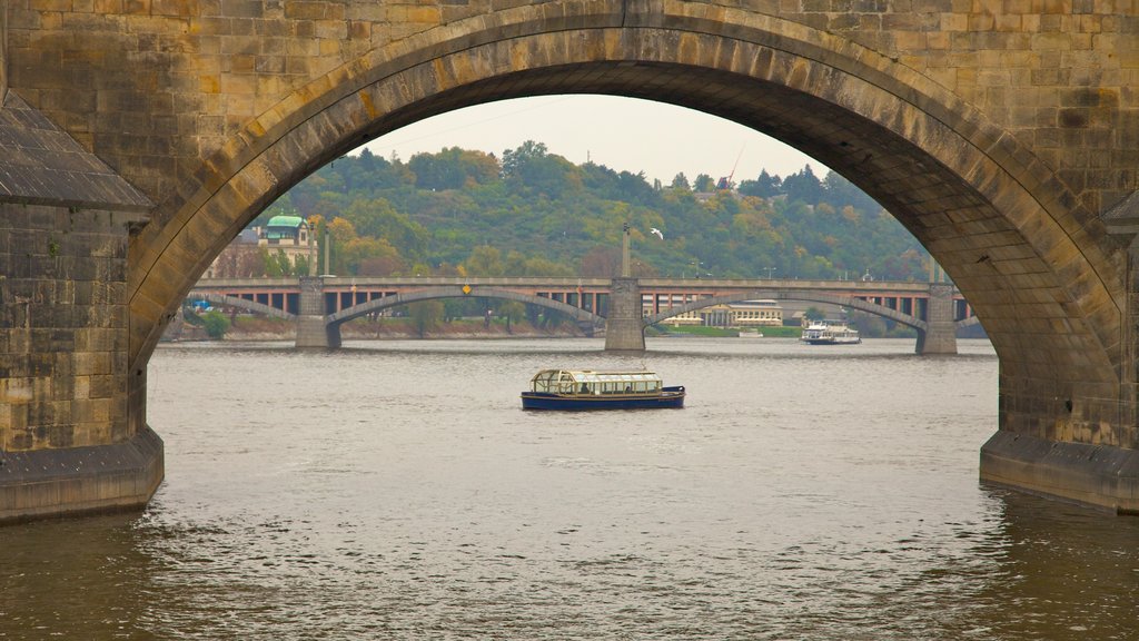 Ponte Carlos que inclui um rio ou córrego, uma balsa e uma ponte