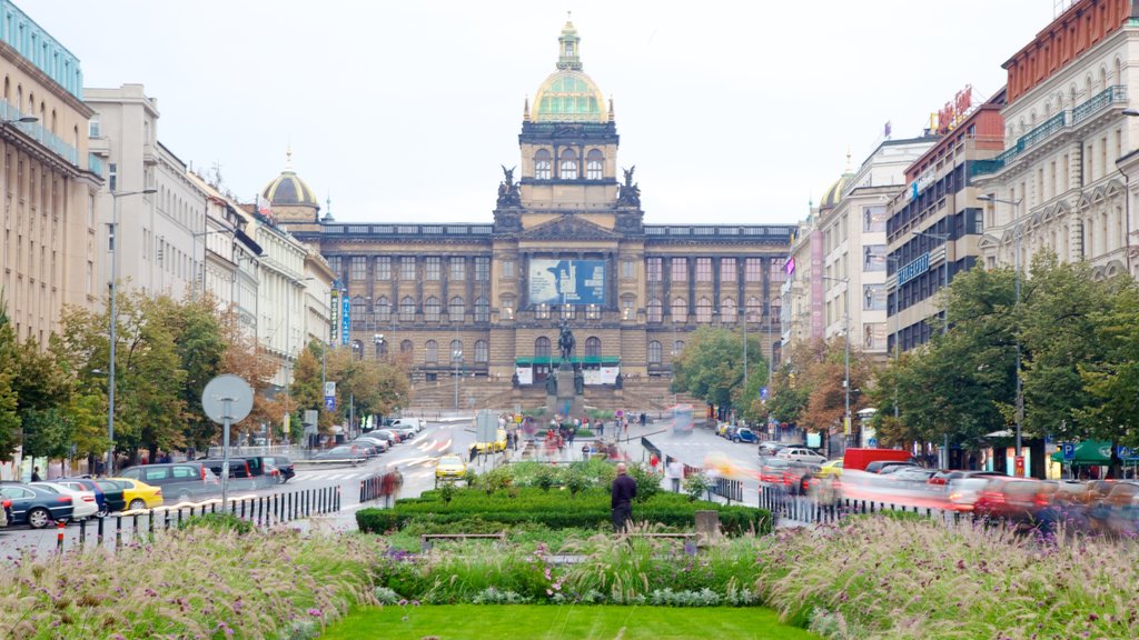 Plaza de Wenceslao que incluye una ciudad, arquitectura patrimonial y una plaza