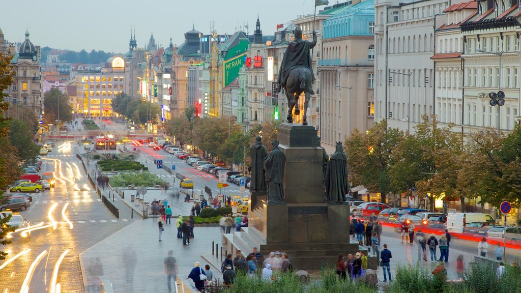 Praça Venceslau que inclui cenas de rua, cenas noturnas e uma igreja ou catedral