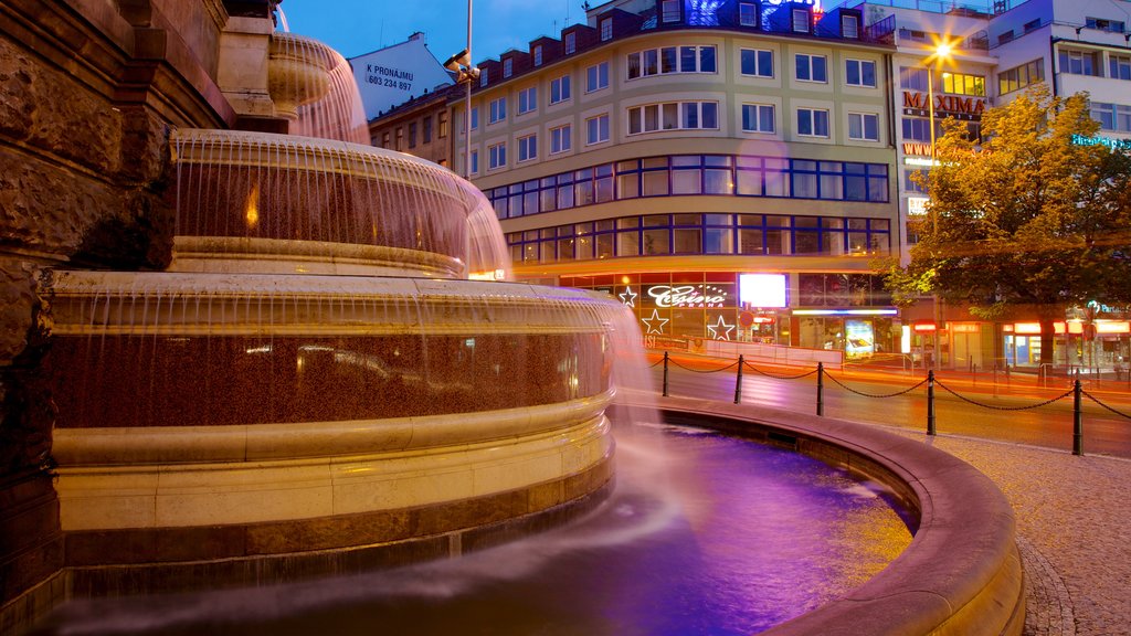 Praça Venceslau caracterizando cenas noturnas, uma fonte e uma praça ou plaza