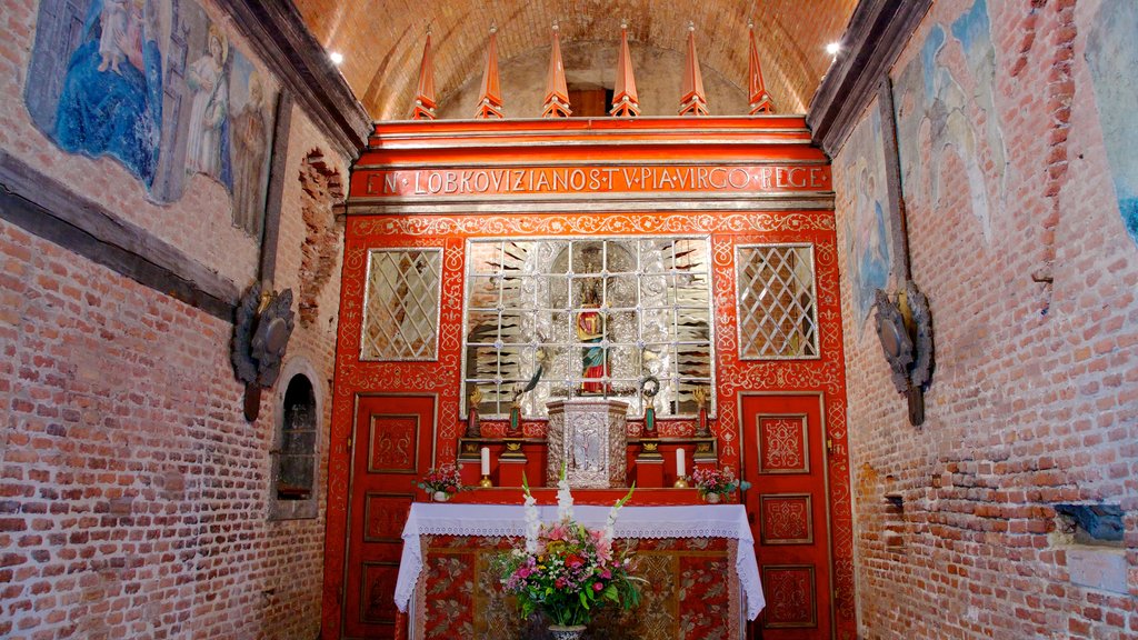 Monasterio y Tesoro de Loreto mostrando aspectos religiosos, una iglesia o catedral y vista interna