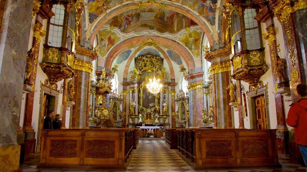 Monastero e Tesoro di Loreto mostrando vista interna, architettura d\'epoca e chiesa o cattedrale