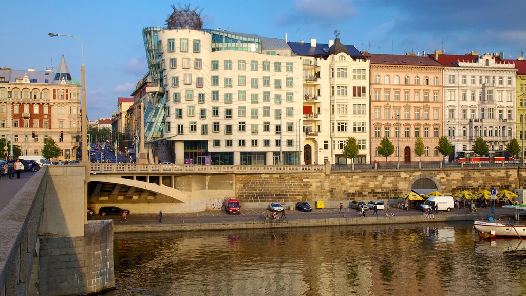 Det dansende hus som omfatter en bro, historiske bygningsværker og moderne arkitektur