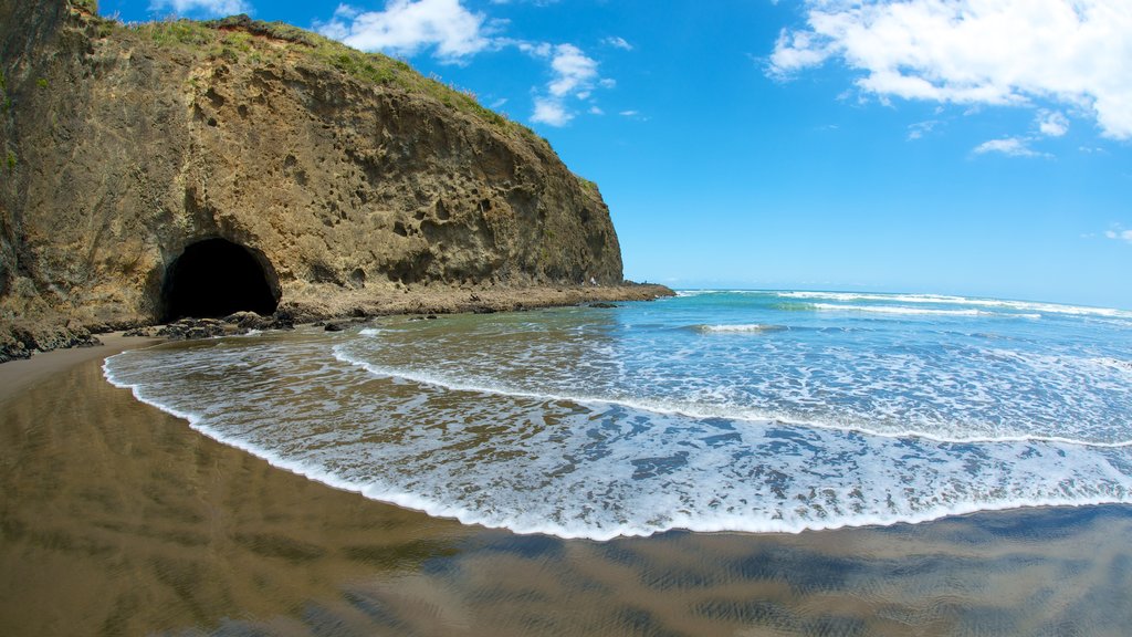 Bethells Beach que inclui paisagem e litoral acidentado