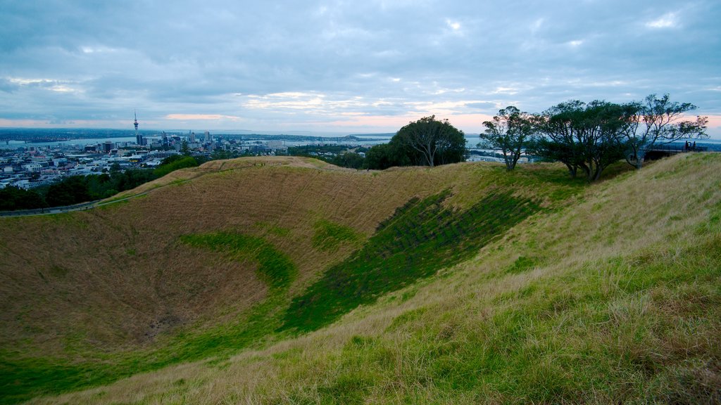 Mt. Eden ofreciendo vistas de paisajes