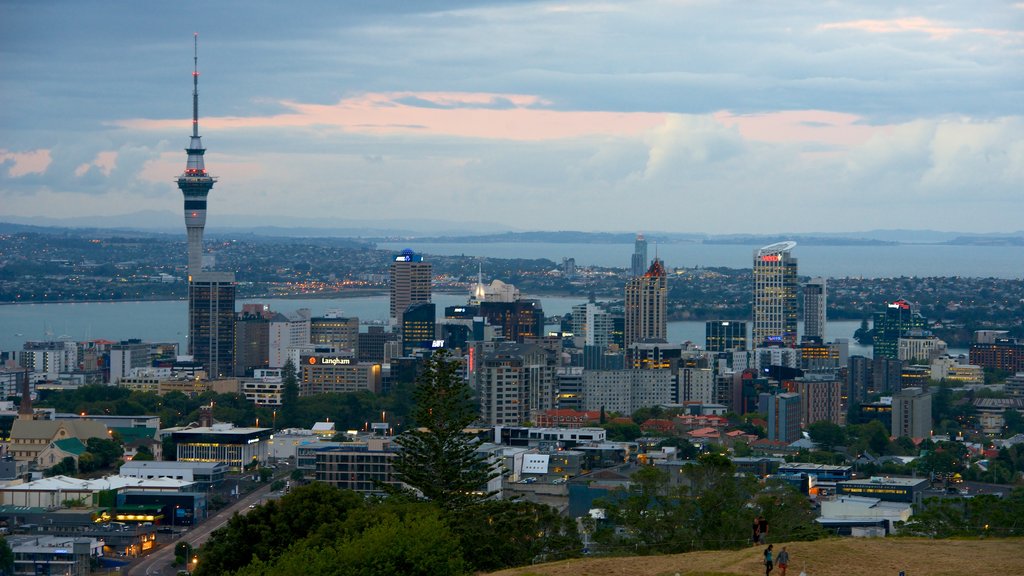 Mt. Eden ofreciendo vistas a la ciudad, una ciudad y un rascacielos