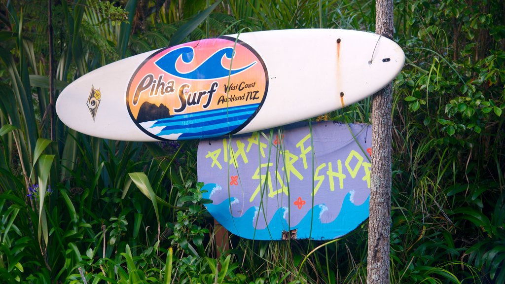 Piha Beach which includes signage