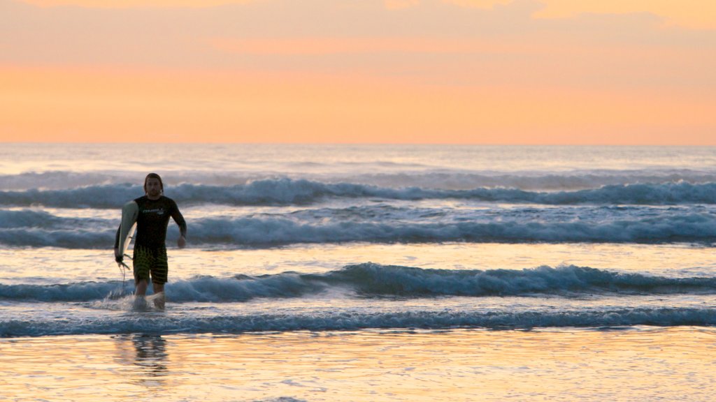 Piha Beach mostrando linha do horizonte, surfe e paisagem