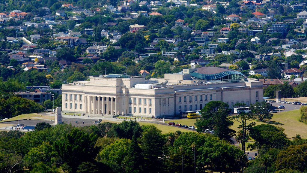 Auckland War Memorial Museum mostrando un monumento y una ciudad