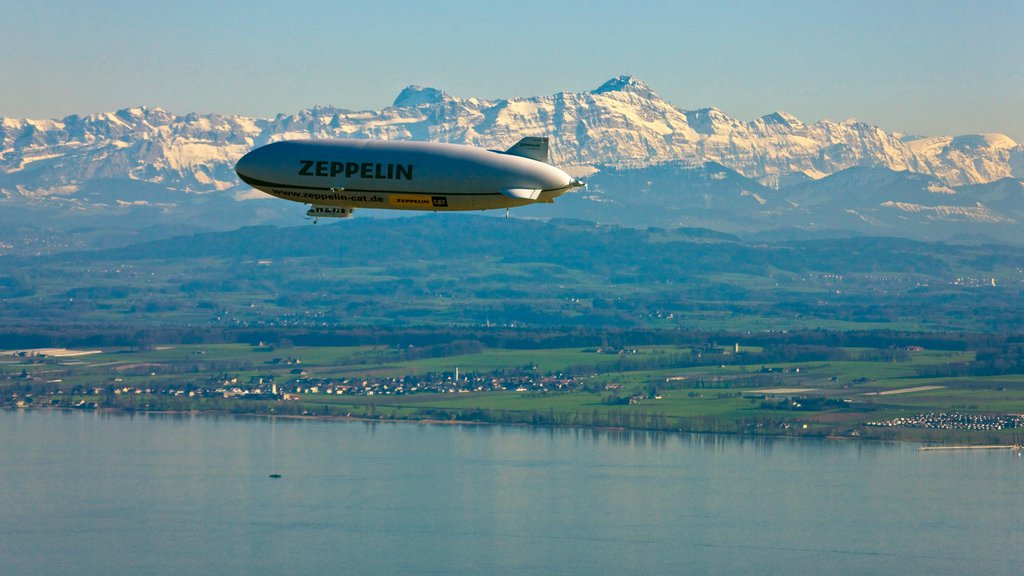 Friedrichshafen que incluye montañas, un lago o abrevadero y aeronave