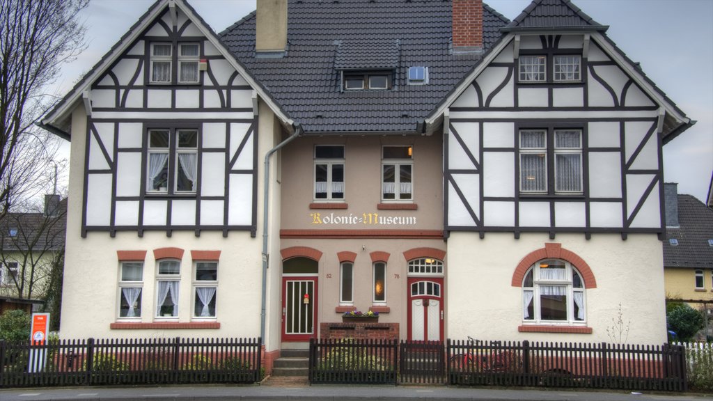 Leverkusen que incluye patrimonio de arquitectura y una pequeña ciudad o pueblo