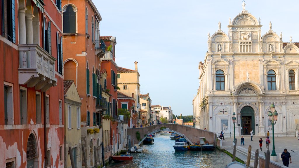 Église Santa Maria dei Miracoli qui includes une rivière ou un ruisseau, une église ou une cathédrale et éléments religieux