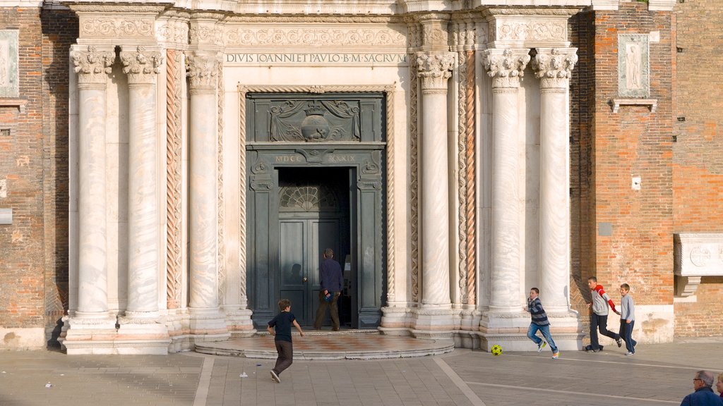 Iglesia de Santa María de los Milagros ofreciendo aspectos religiosos y imágenes de calles y también niños