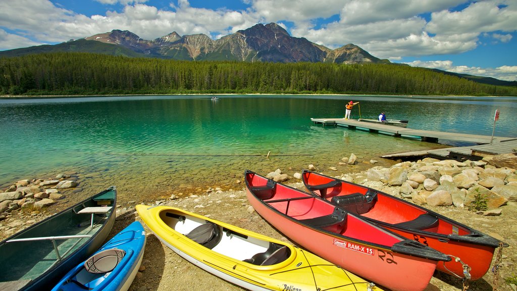 Lago Patricia ofreciendo montañas, vistas de paisajes y kayak o canoa