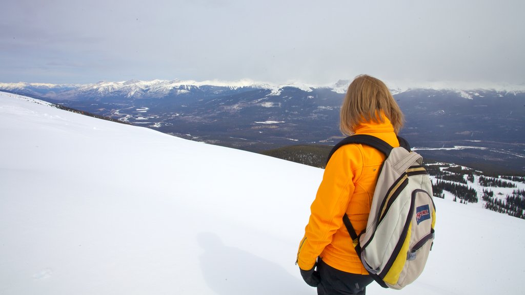 Marmot Basin que incluye nieve, montañas y paseo en raquetas de nieve