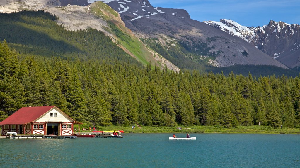 Maligne Lake mostrando vista panorámica, montañas y kayaks o canoas