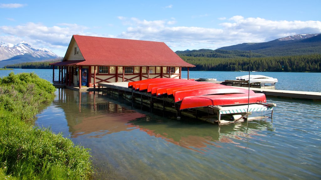 Maligne Lake caracterizando um lago ou charco e caiaque ou canoagem