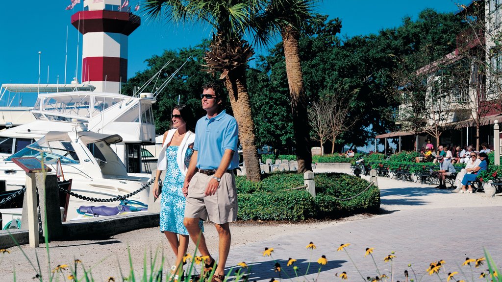 Hilton Head toont een jachthaven en een kuststadje en ook een stel