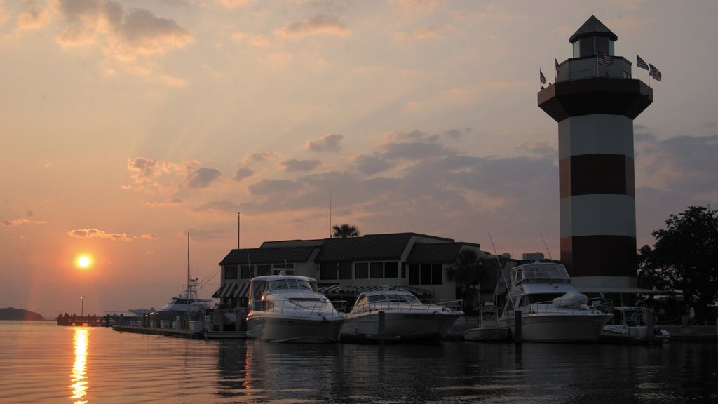 Hilton Head caracterizando uma baía ou porto, um farol e um pôr do sol