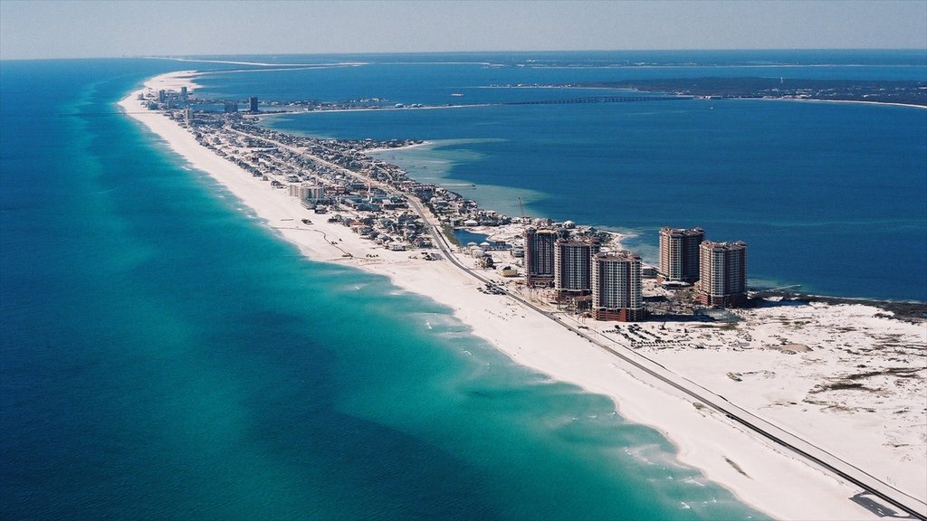 Pensacola Beach ofreciendo una playa de arena, una ciudad costera y horizonte