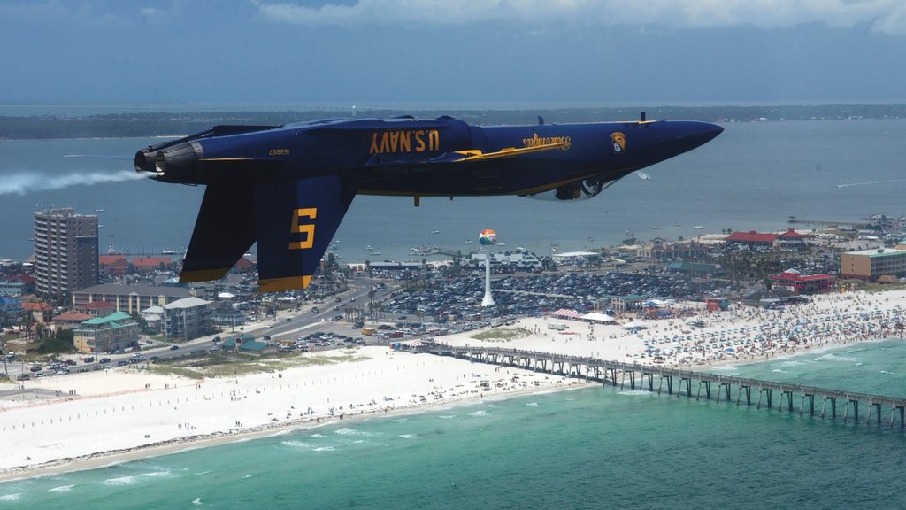 Pensacola Beach que incluye una aeronave, una playa de arena y escenas tropicales