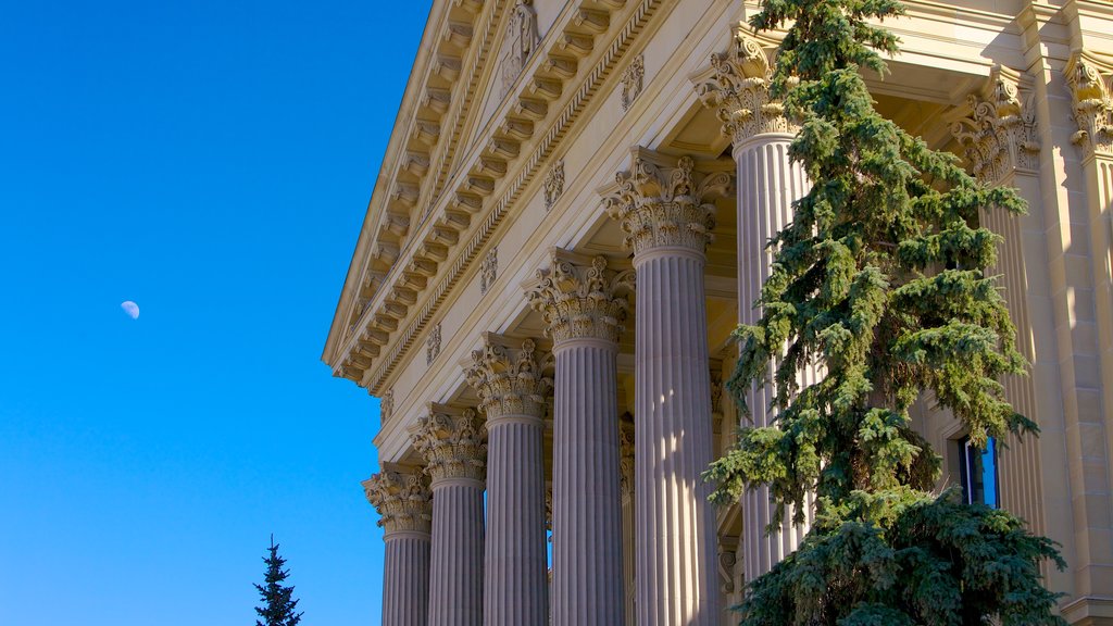 Alberta Legislature Building que inclui arquitetura de patrimônio e um edifício administrativo