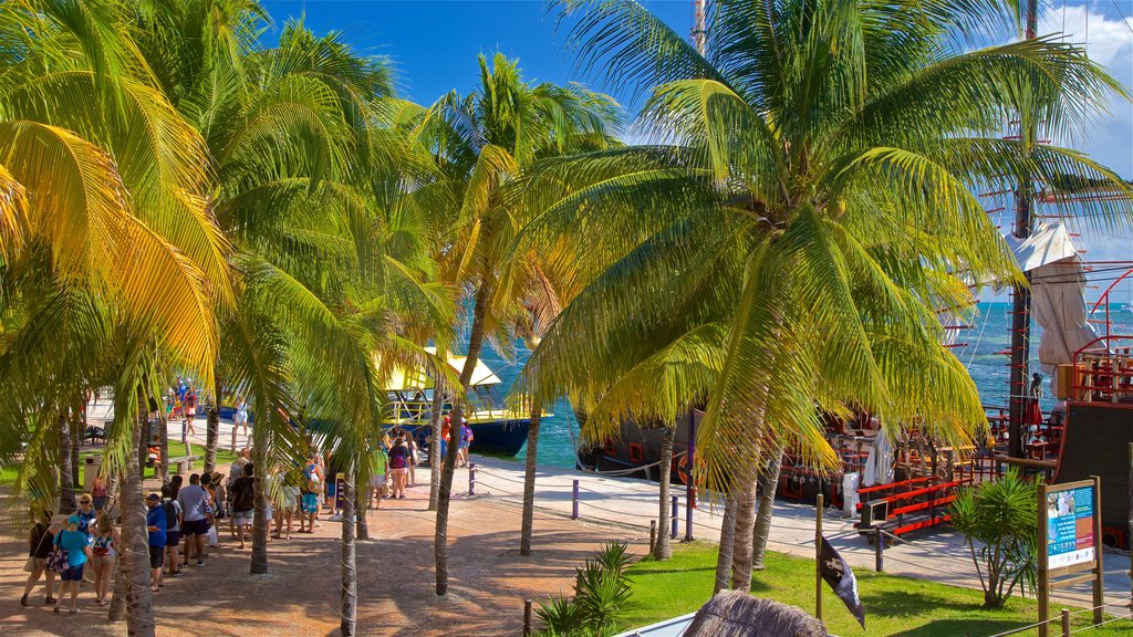 Playa Linda ofreciendo escenas tropicales y vista general a la costa y también un pequeño grupo de personas