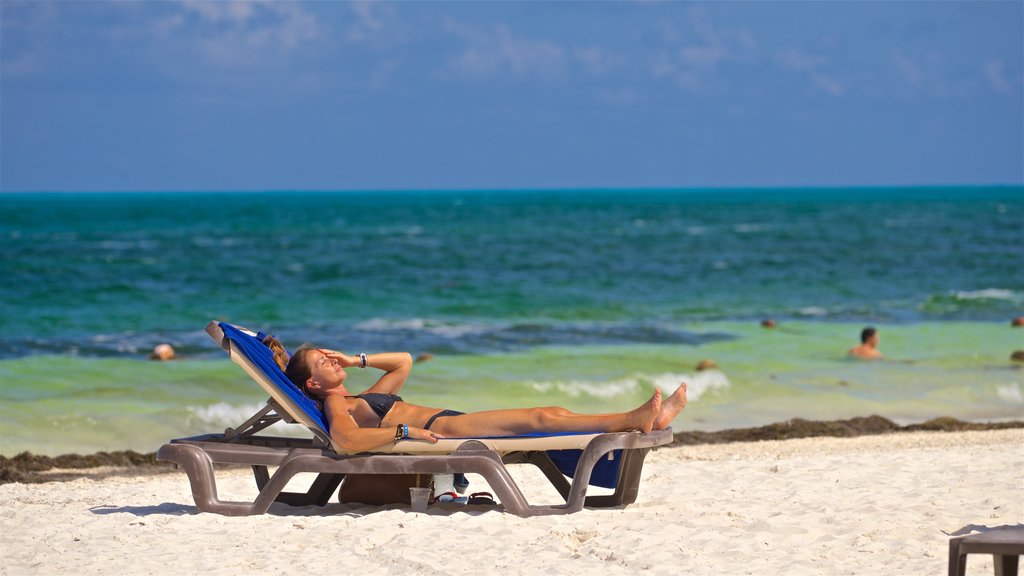 Praia Langosta mostrando paisagens litorâneas e uma praia assim como uma mulher sozinha