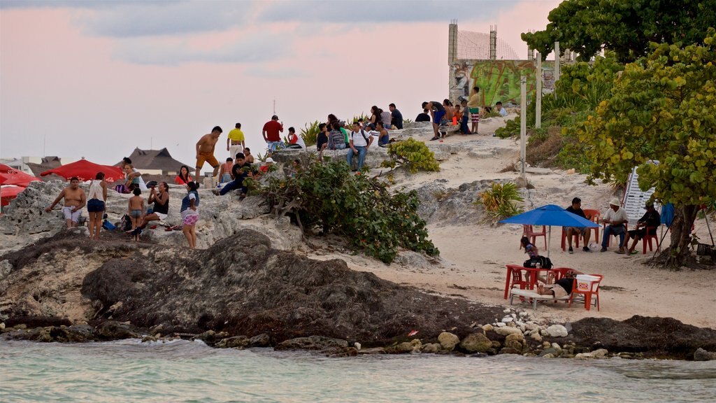 México caracterizando um pôr do sol, uma praia de areia e paisagens litorâneas