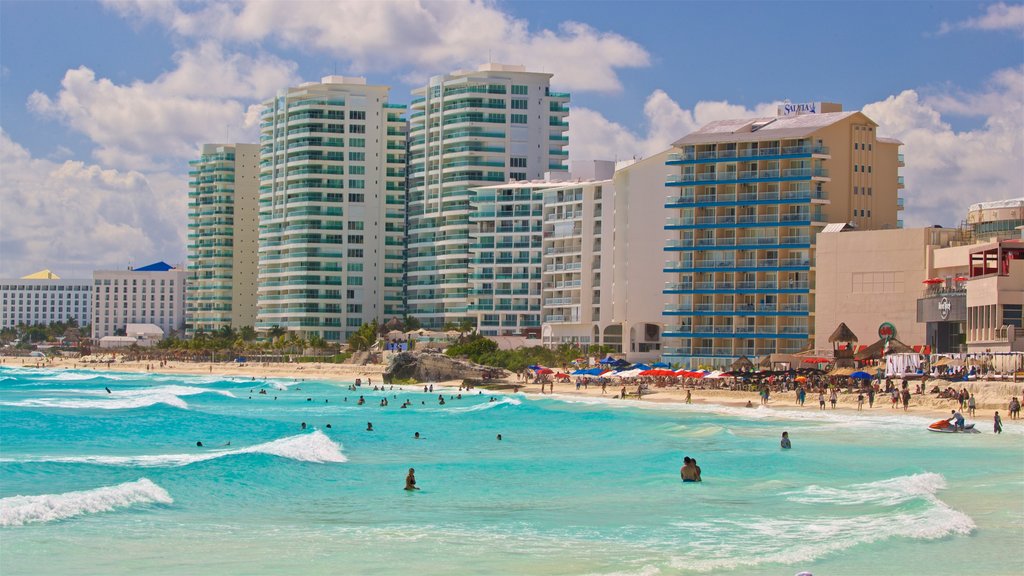 Playa Chac Mool que incluye una ciudad costera, natación y una playa