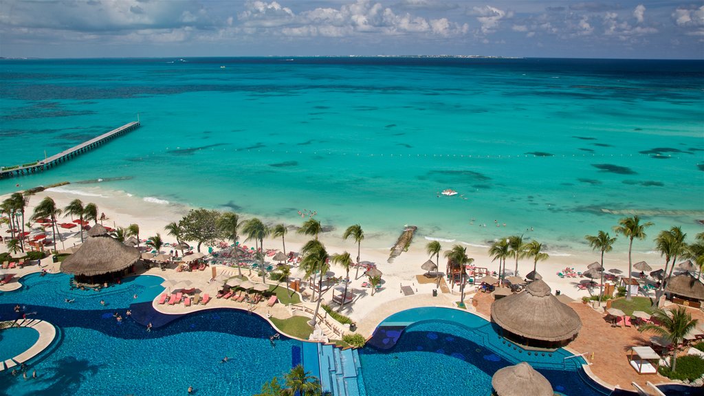 Cancún que incluye escenas tropicales, una playa y vistas generales de la costa