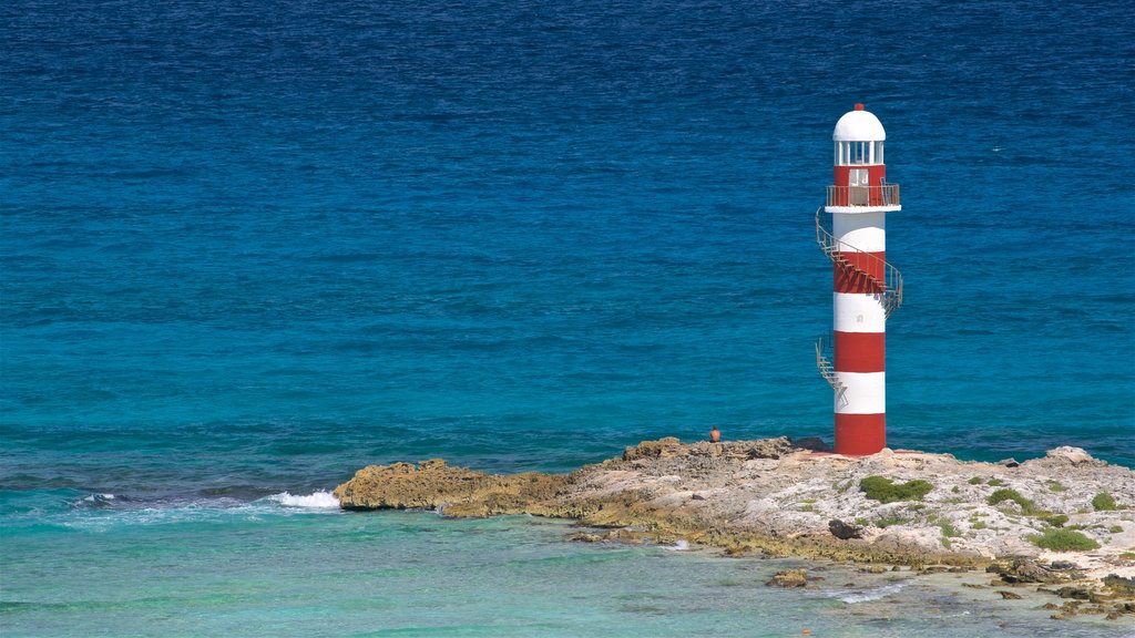 Cancún ofreciendo un faro y vista general a la costa