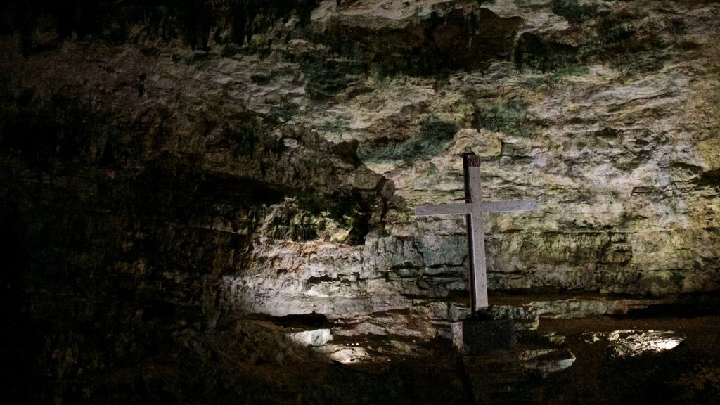 Cancun featuring religious aspects and caves