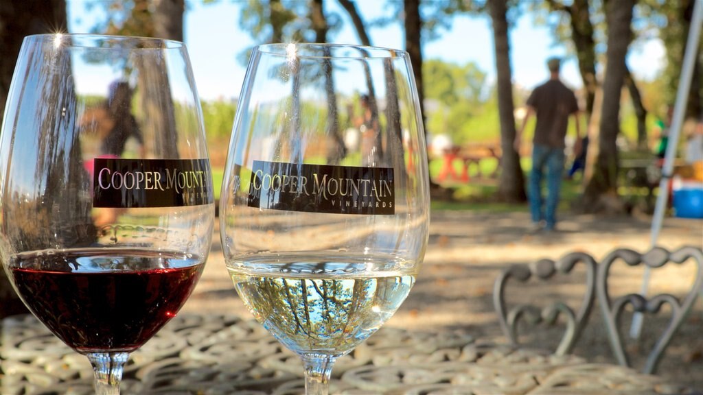 Cooper Mountain Vineyards que incluye refrescos o bebidas