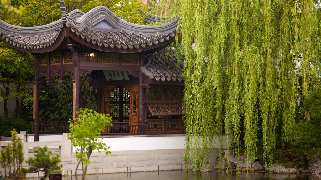 Lan Su Chinese Garden showing a garden and heritage elements