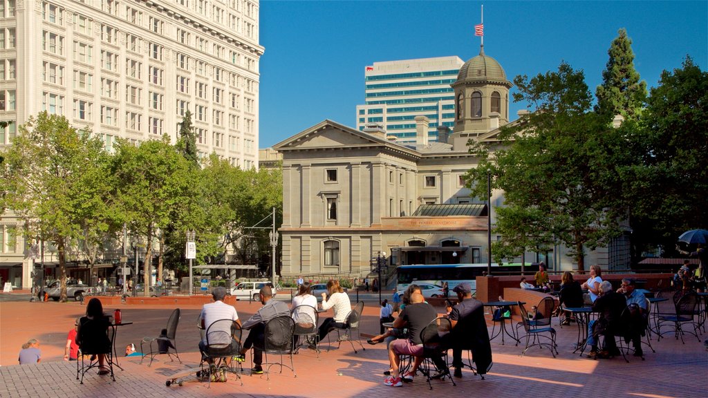 Pioneer Courthouse Square johon kuuluu vanha arkkitehtuuri, kaupunki ja syöminen ulkona