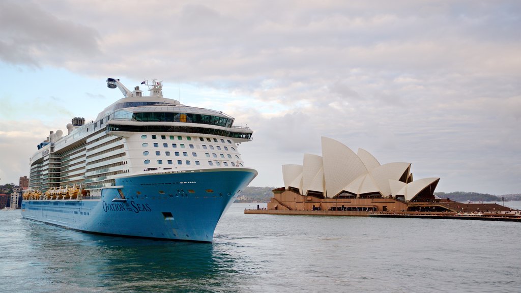 Sydney mettant en vedette une baie ou un port, croisière et architecture moderne