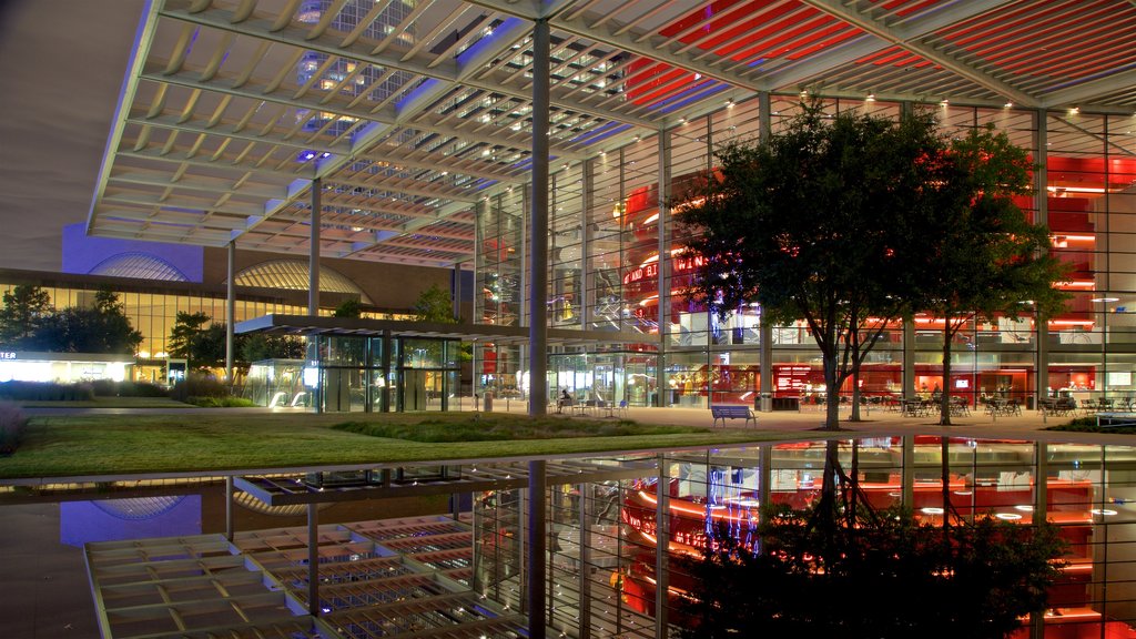 Centre polyvalent dédié aux spectacles AT&T Performing Arts Center montrant scènes de nuit