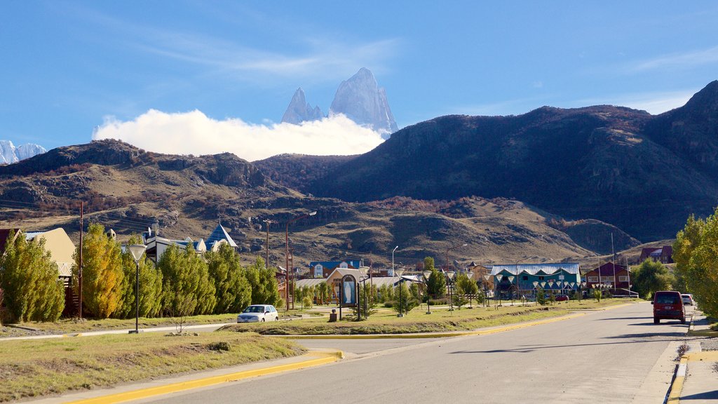 El Chalten mostrando uma cidade pequena ou vila e montanhas