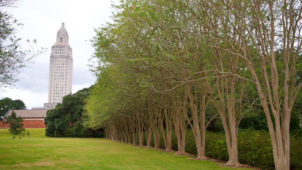 Arsenal Park showing a garden and an administrative building