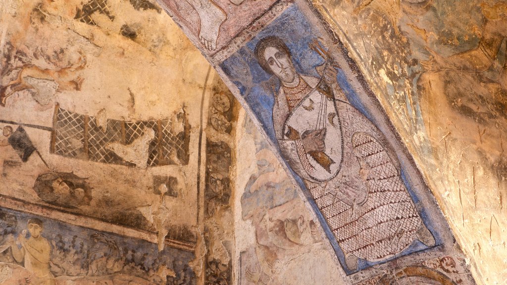 Castillo Quseir Amra ofreciendo elementos del patrimonio y elementos religiosos