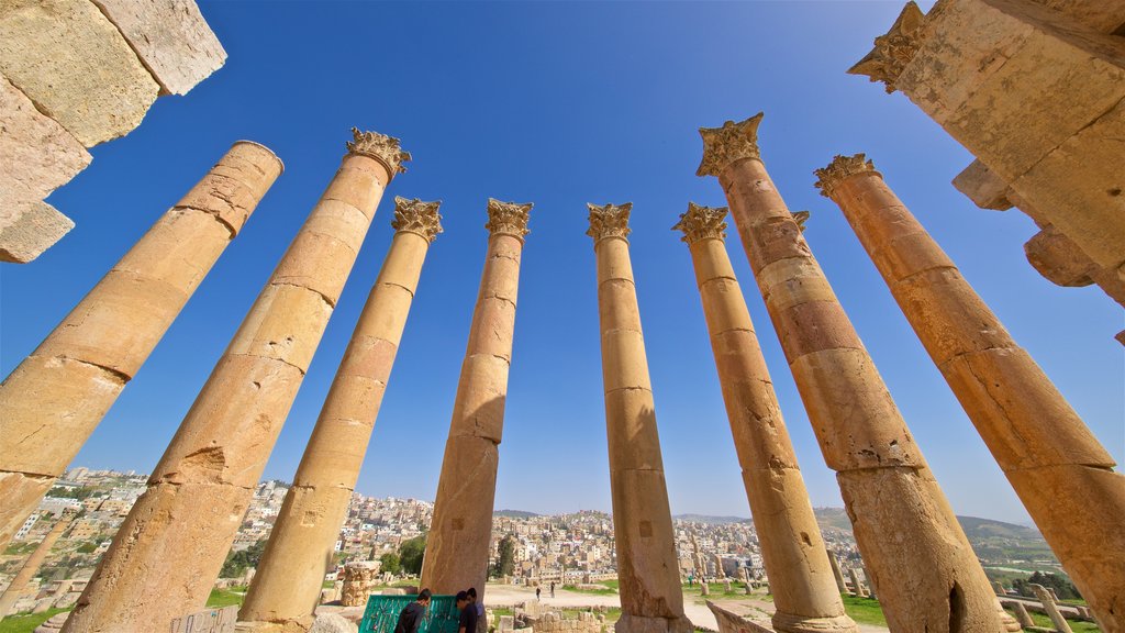 Templo de Artemis de Jerash que incluye arquitectura patrimonial