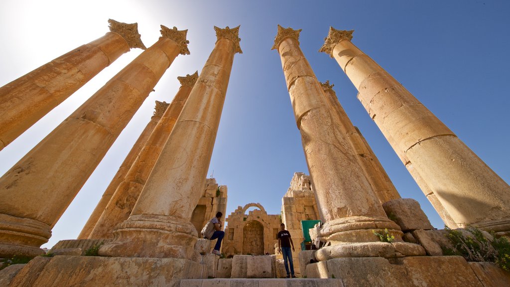 Jerash Tempel van Artemis inclusief historische architectuur en ook een klein groepje mensen