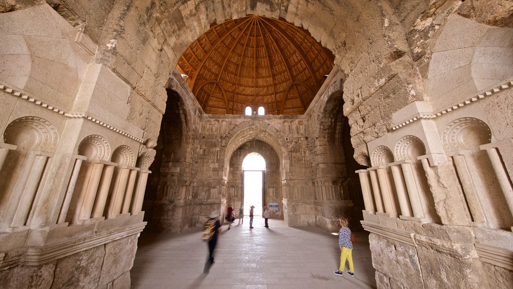 Palácio Ummayad caracterizando elementos de patrimônio e vistas internas assim como um pequeno grupo de pessoas